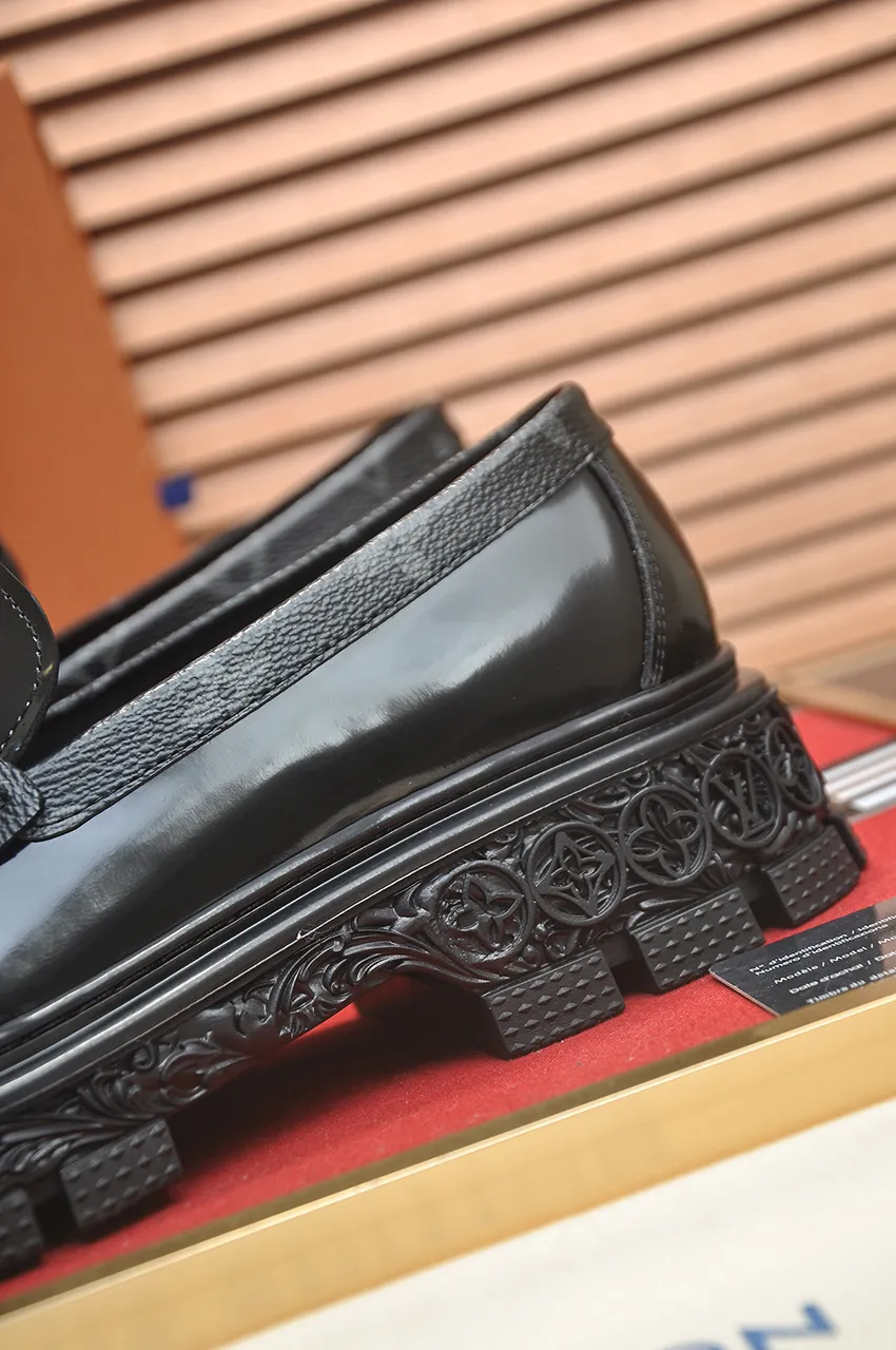 Men's men's shoes 💰760💶 [LV] (original single cowhide lining) 🍀LV's latest genuine leather business suit shoes are launched simultaneously on the official website. The first-layer cowhide imported from Italy is made of heavy gold, 💥official website 1:1 rubber outsole. Versatile to wear, high-end without losing class, and the color combination is extraordinary. This four-season style is alluring when worn on your feet, showing off your big-name flair. Standard code 39-44 (customized at 38.45)